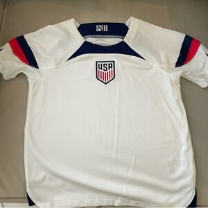 NWT.  Nike USA kids unisex Soccer jersey (small)